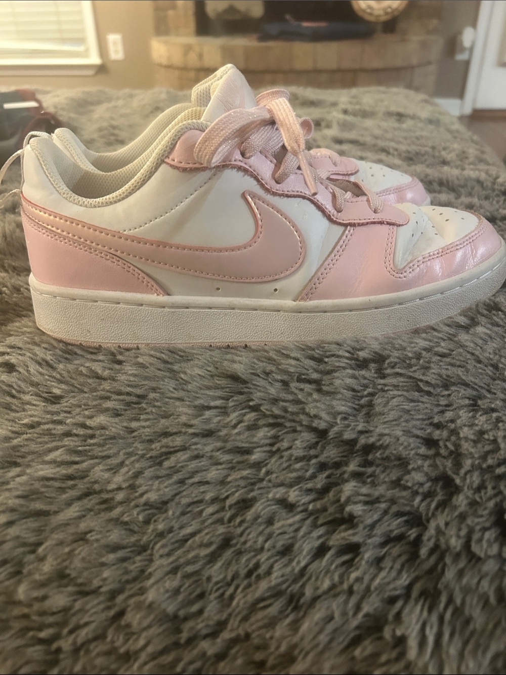 Nike Kids Low-Top Sneakers in Pink and White with Pink Metallic Swoosh